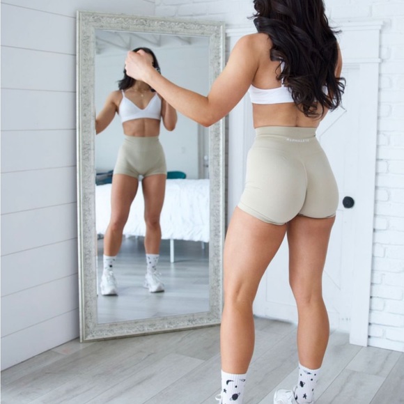 Alphalete amplify shorts in hazelnut - Picture 16 of 16